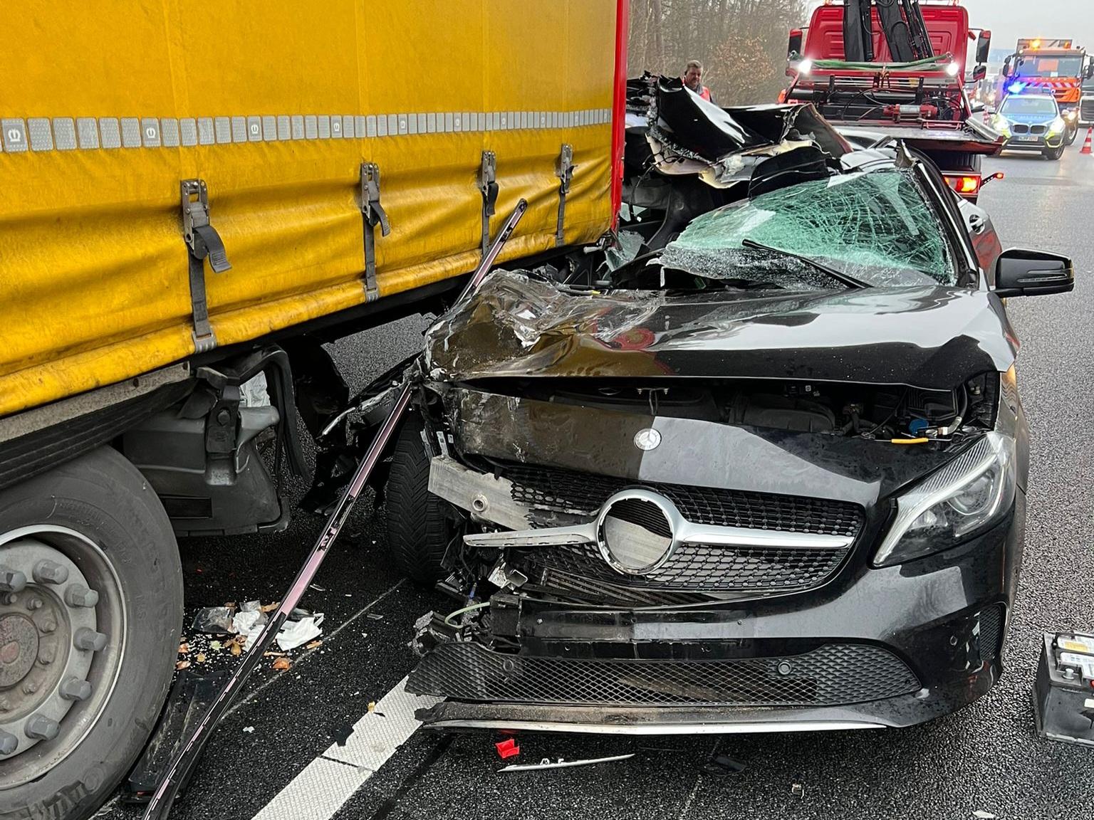 Auto Rutscht Unter Lkw: Schwerer Unfall Auf Der A6 Bei Roth | Nordbayern